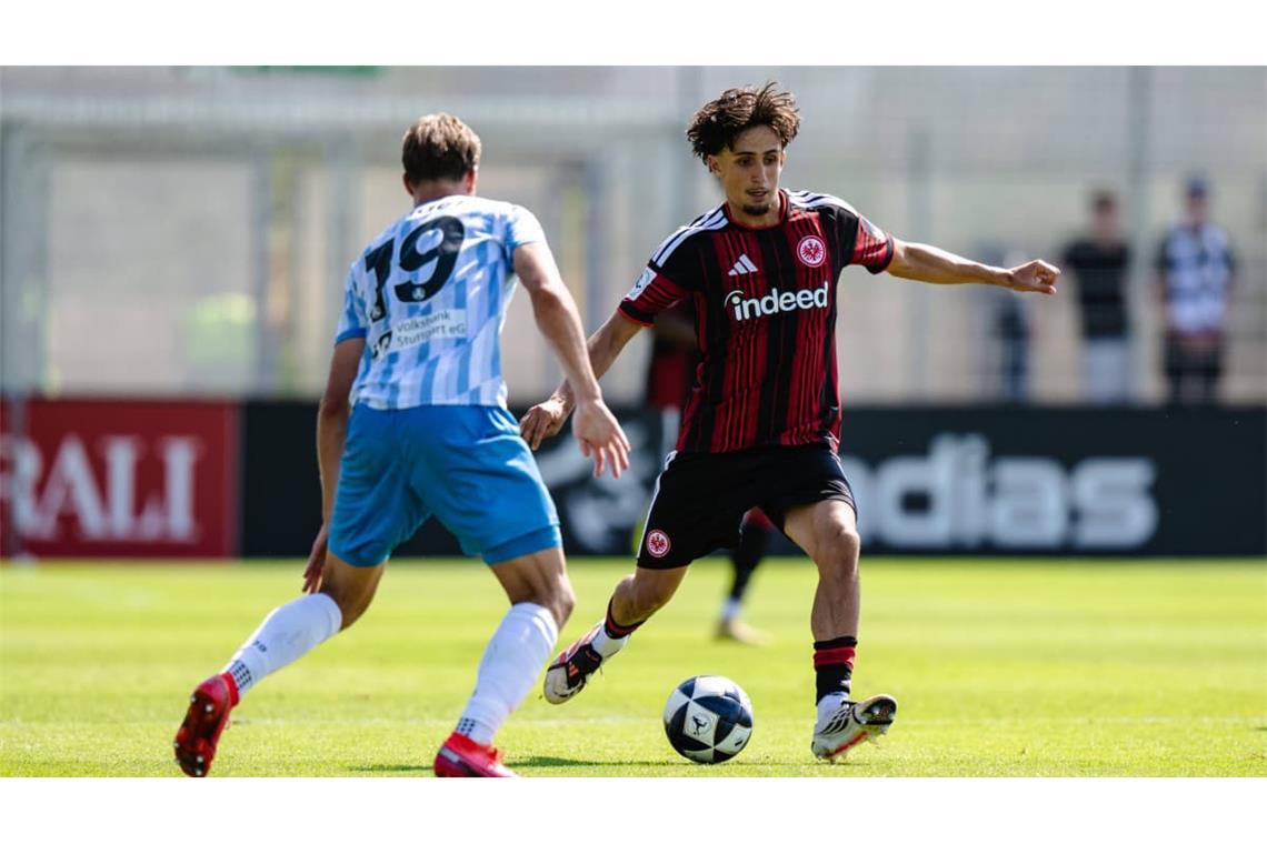 Die Stuttgarter Kickers mit Nico Fundel (li.) haben bereits bei Eintracht Frankfurt II und Atilla Ziga gespielt&nbsp;– und mit 3:2 gewonnen.