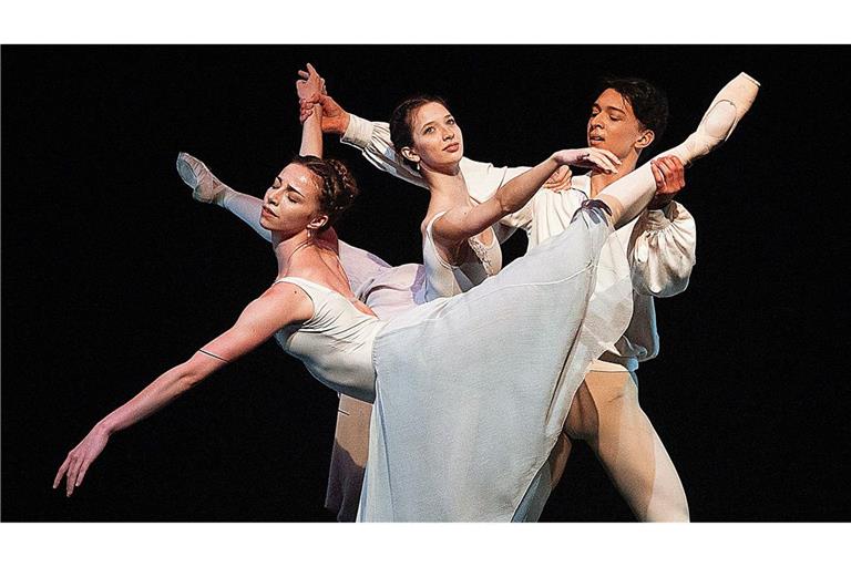 Die Stuttgarter Tänzer Abigail Willson-Heisel, Yana Peneva und Serhii Zharikov begeisterten in London in Emanuele Babicis Choreografie „Heartquake“.