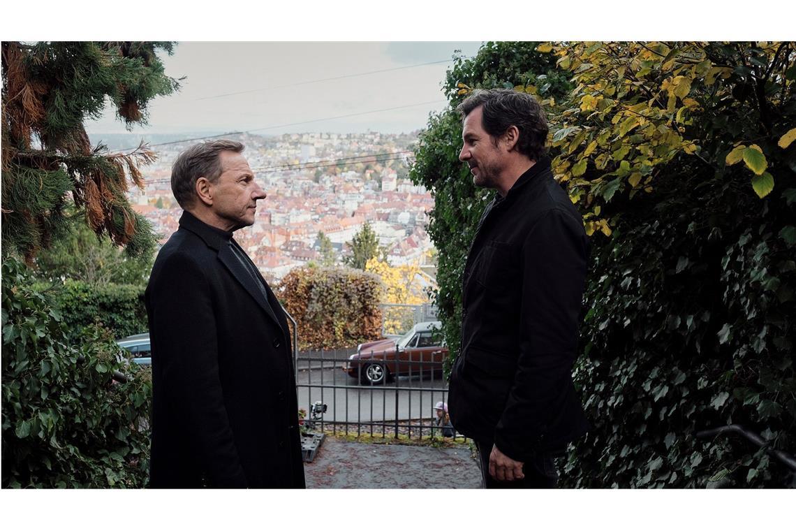 Die Stuttgarter Tatortkommissare Thorsten Lannert (Richy Müller) und Sebastian Bootz (Felix Klare) sehen sich einem Fall gegenüber, in dem die Leiche erst nach Wochen gefunden wurde.