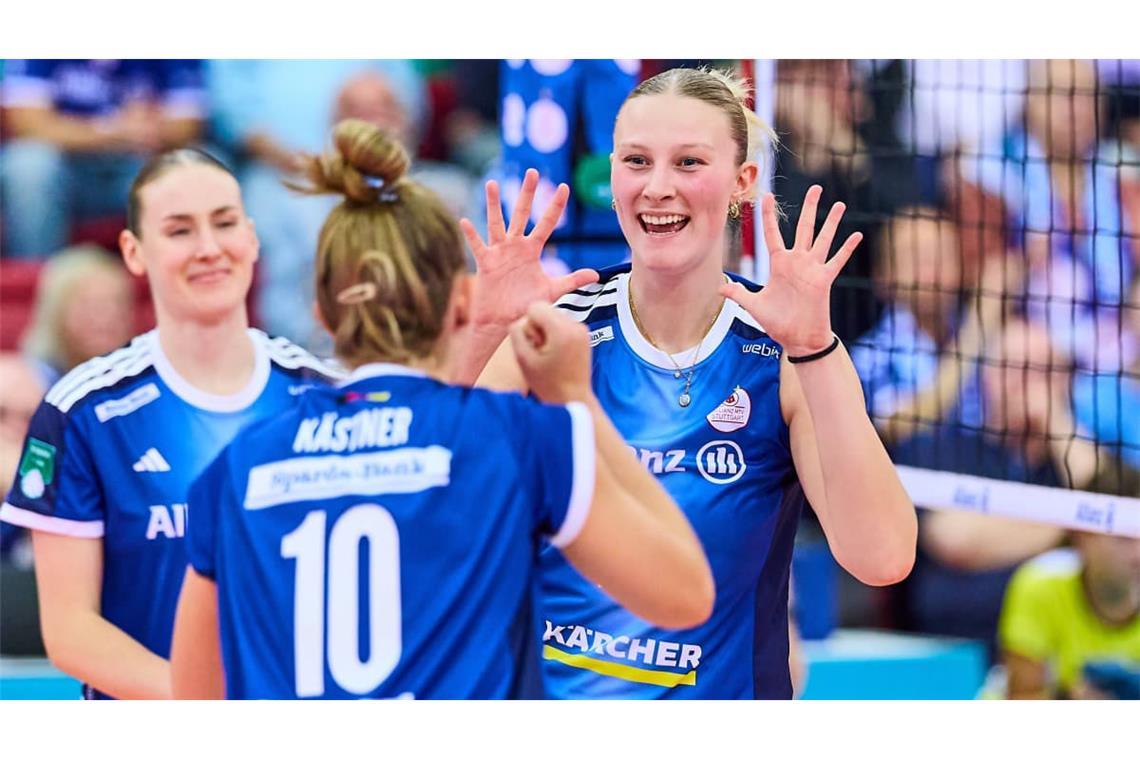 Die Stuttgarterinnen Alexandra Rose Hadrych, Pia Kästner und Marie Steinhilber (v.l.) feiern der ersten Heimsieg der Saison.