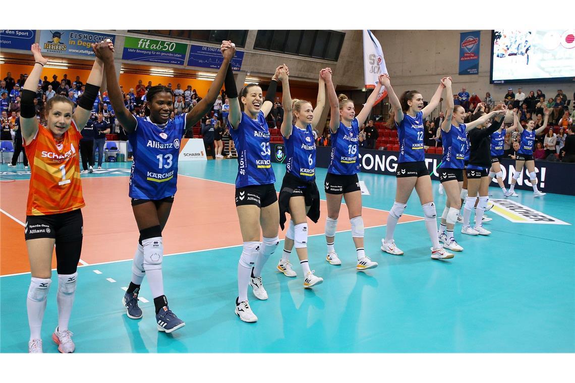 Stuttgarter Volleyballerinnen ziehen in die Playoffs ein Die Stuttgarterinnen jubeln über ihren Sieg in der Champions League.