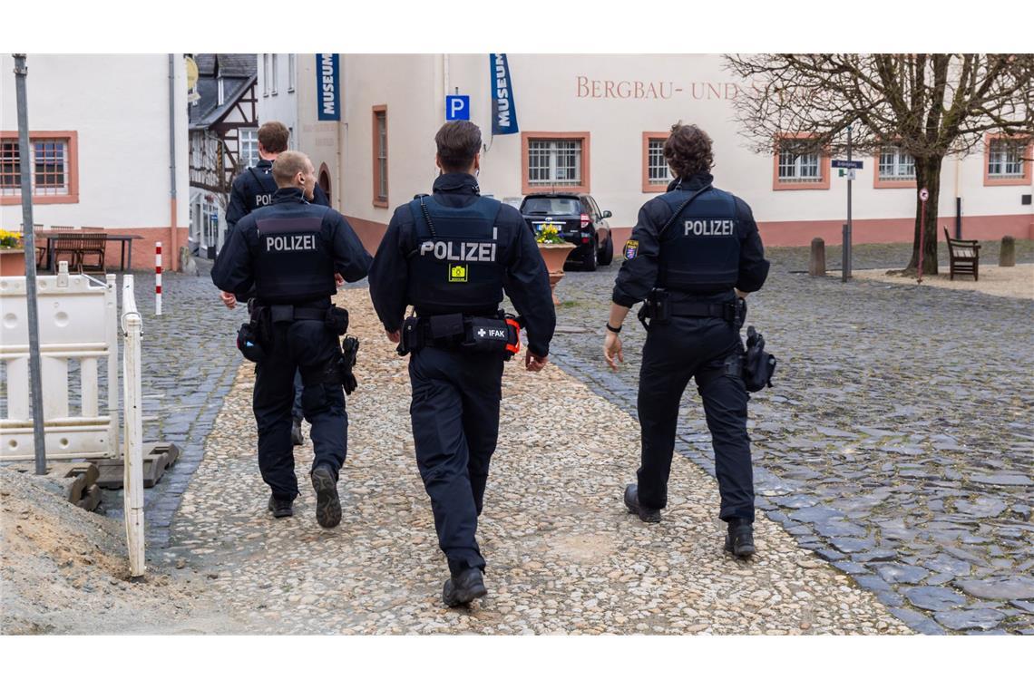 Sechsjähriger Junge wird weiter vermisst – Suche mit Anzeigetafeln Die Suche nach dem vermissten Kind geht weiter.
