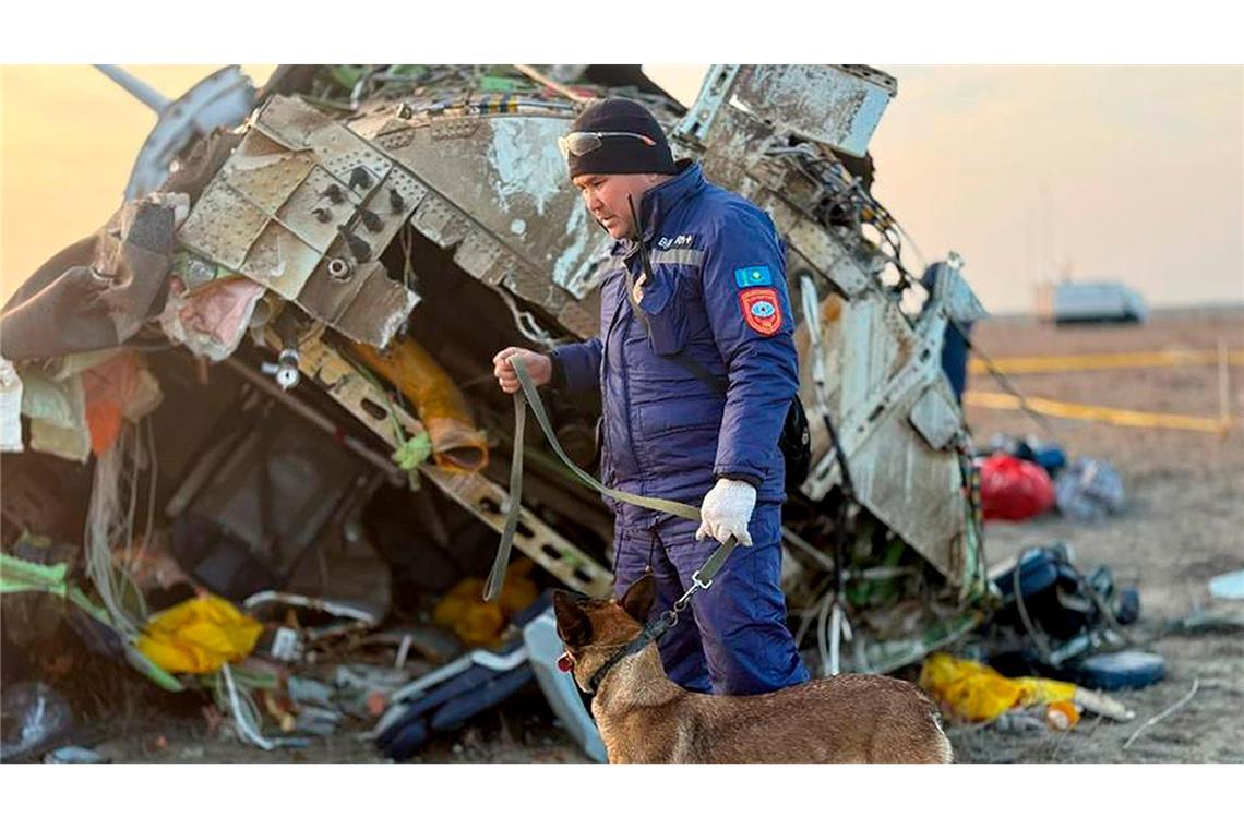 Baku geht von russischem Treffer auf Flugzeug aus Die Suche nach der Absturzursache läuft.