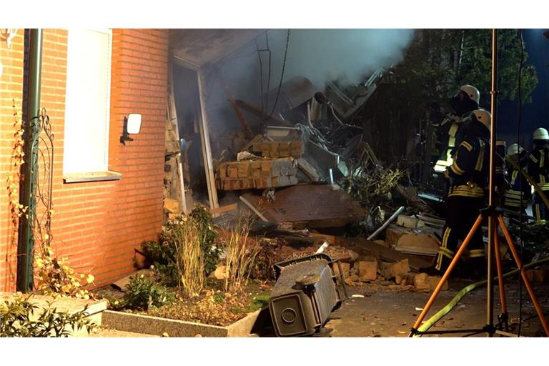 Die Suche nach einem 83-Jährigen in den Trümmern eines Reihenhauses geht weiter.