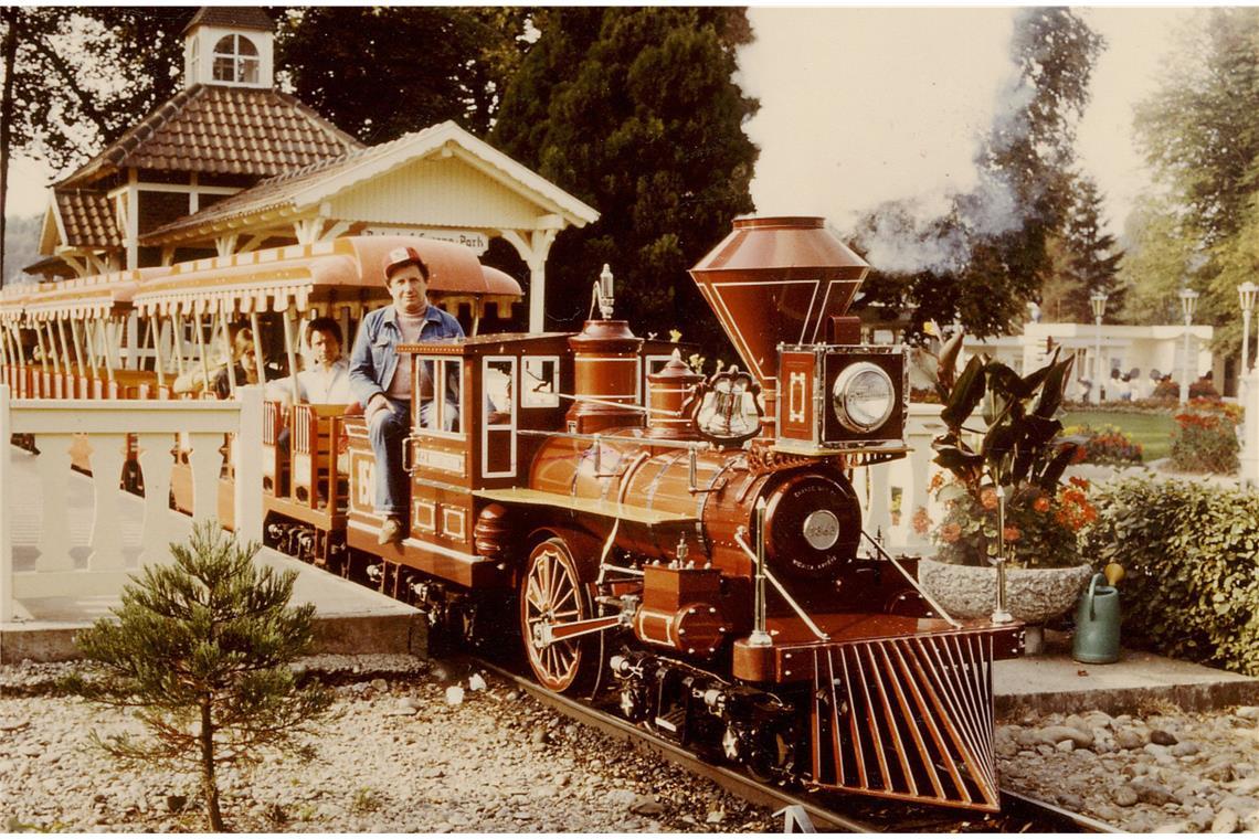 Die Geburtsstunde der Freizeitparks Die Suche nach einem geeigneten Standort zieht sich hin, schließlich kann der Europapark 1975 bei Rust eröffnen. Die „Western-Bahn“ (heute als „Panoramabahn“ bekannt) ist eines der ersten Fahrgeschäfte.