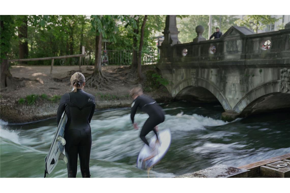 Die Surfer können sich freuen: Die Eisbachwelle ist wieder freigegeben.