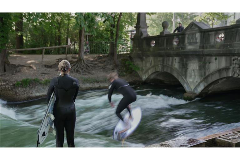 Die Surfer können sich freuen: Die Eisbachwelle ist wieder freigegeben.