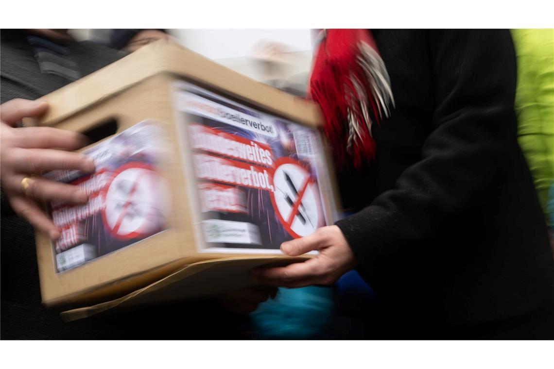 1,9 Millionen Menschen fordern Böllerverbot Die symbolische Kiste mit der Petition.