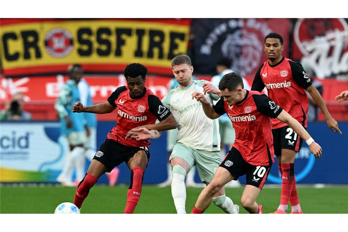 Aufholjagd ohne Wirtz? Bayer hofft auf Bayern-Schreck Alonso Die Szene, die zur Verletzung von Florian Wirtz (r) geführt hat.