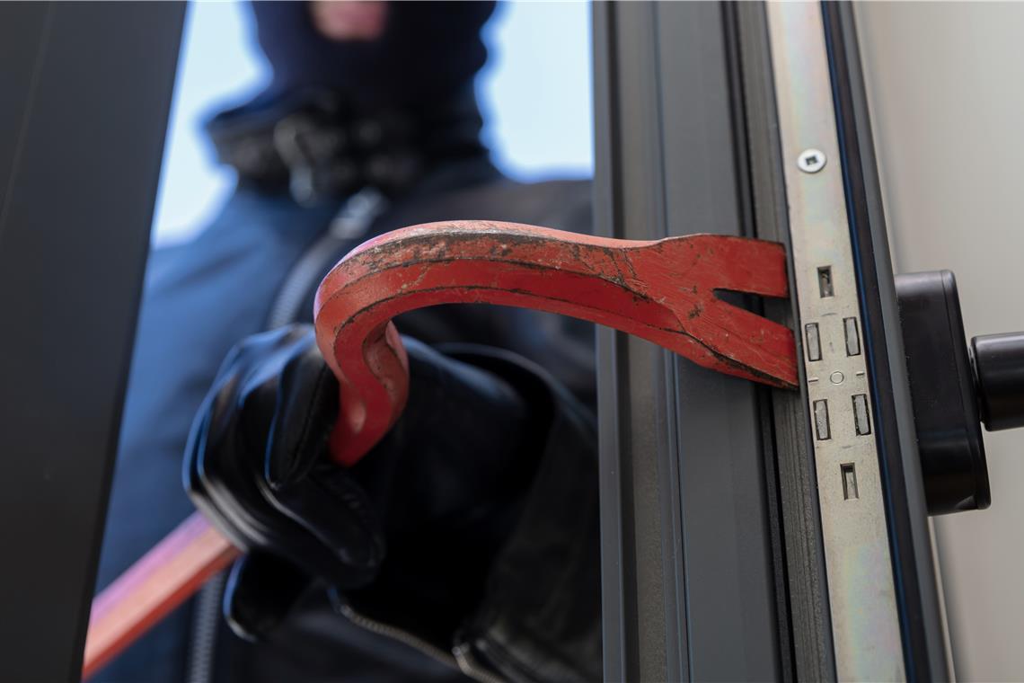 Einbrecher sind in Oppenweiler unterwegs Die Täter hebelten ein Fenster und eine Balkontür auf. Symbolfoto: Rawf8 - stock.adobe.com