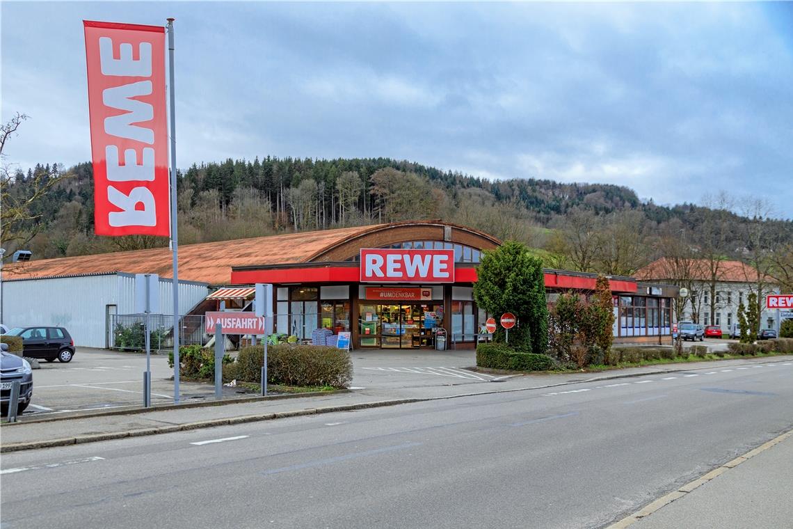 Die Tage des Gebäudes, in dem Rewe in der Weststadt seinen Standort hat, sind gezählt. Fotos: Stefan Bossow