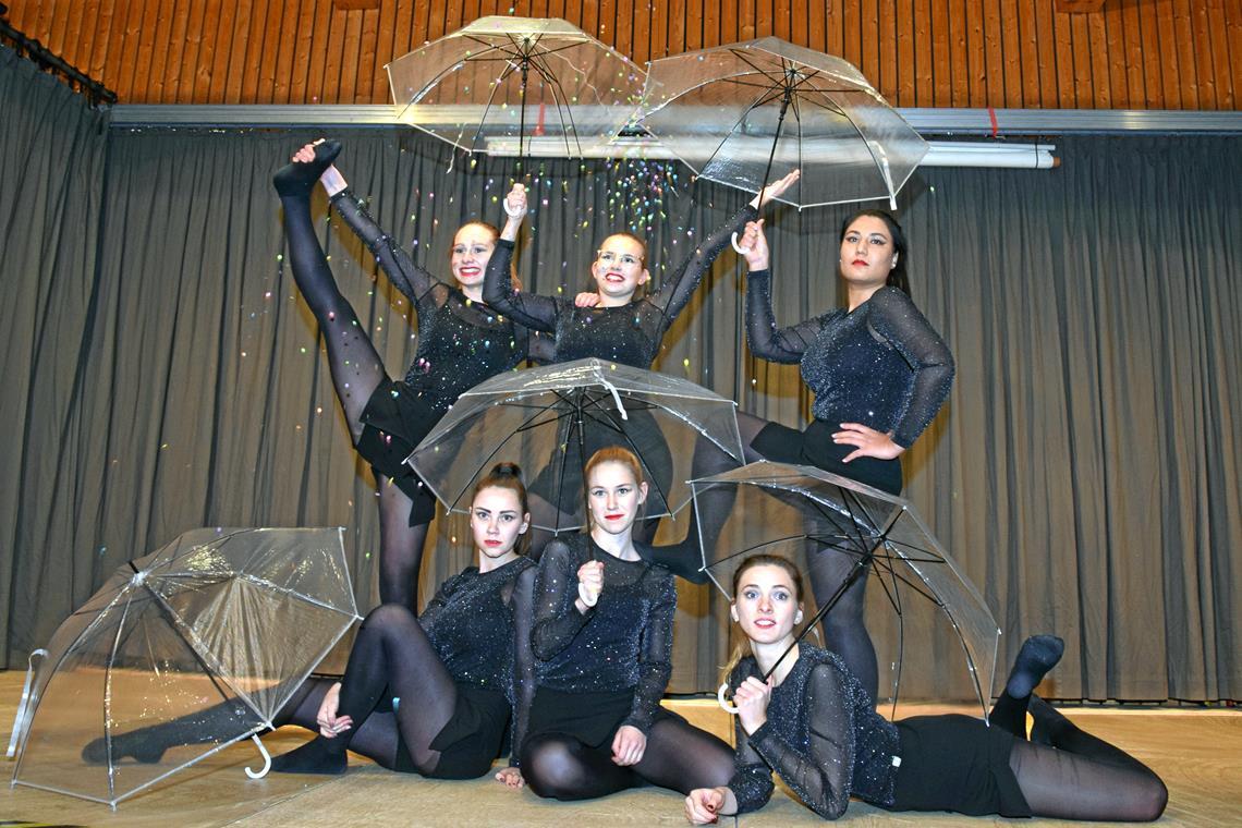 Sportvereinigung glänzt mit Tanz, Akrobatik und Theaterspaß Die Tanzgruppe Blaulicht unterhält bei der Jahresfeier gekonnt.