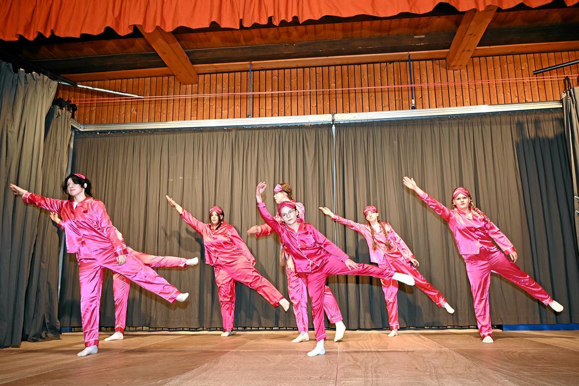 Amüsante Showdarbietungen und Tänze Die Tanzgruppe Blueberry führt zu „Insomnia“ von Faithless eine Choreografie auf. Fotos: Elisabeth Klaper