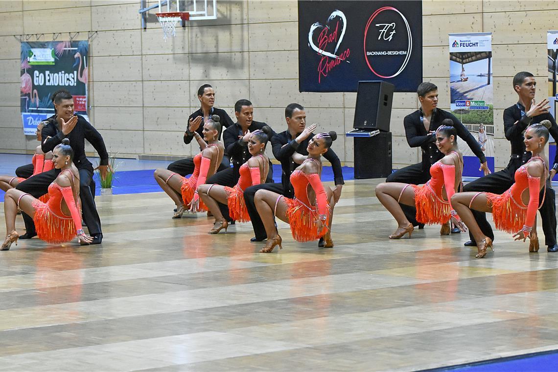 Die Tanzpaare der Formationsgemeinschaft Backnang/Besigheim sind auch bei ihrem Heimturnier in der Mühlfeldhalle in Großaspach eine Klasse für sich. Foto: Tobias Sellmaier