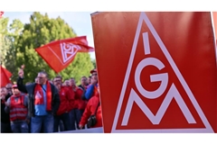 Die Tarifverhandlung der Metall- und Elektroindustrie stehen an&nbsp;– und die Gewerkschaft IG Metall ruft die Beschäftigten in der Autoindustrie bundesweit zu einem Aktionstag auf (Symbolbild).