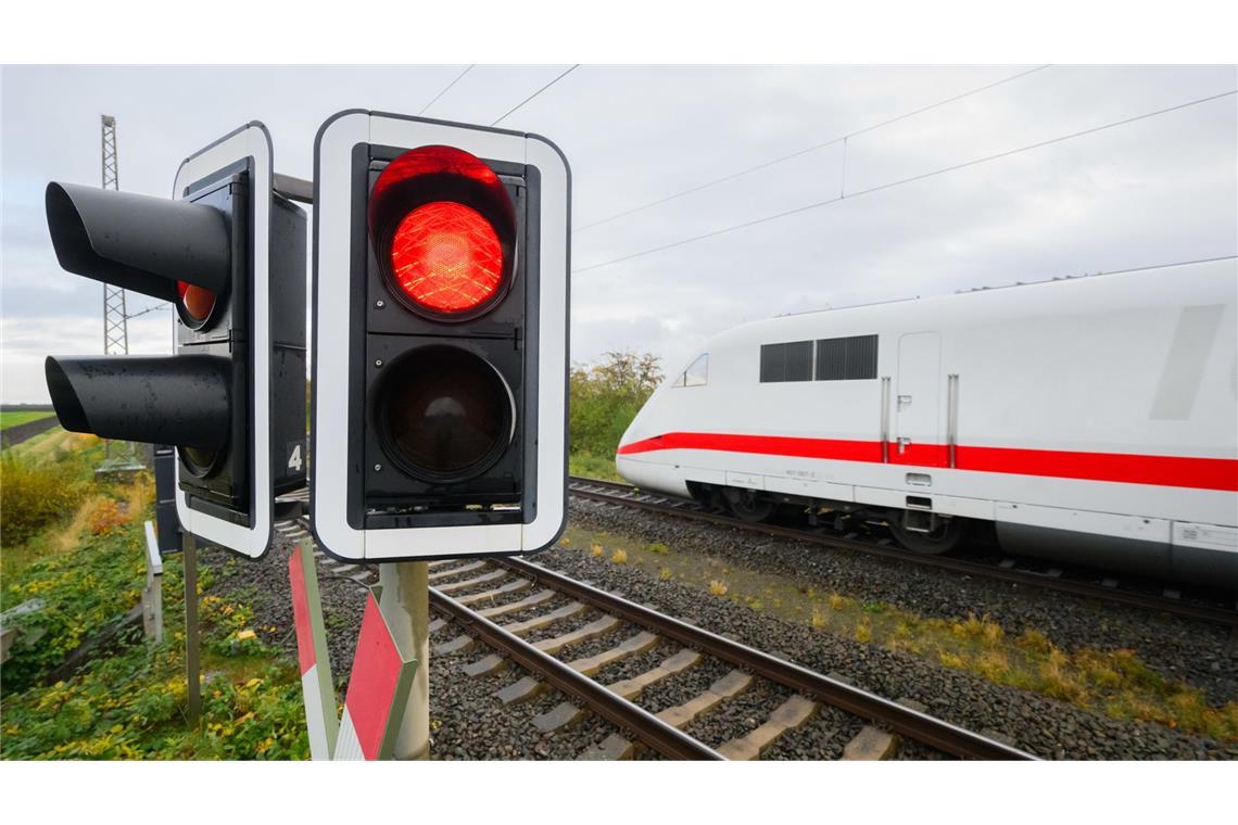 15.000 Euro in ICE gefunden - Eigentümerin meldet sich Die Tasche blieb in einem ICE auf der Strecke von Hannover nach München zurück. (Symbolbild)