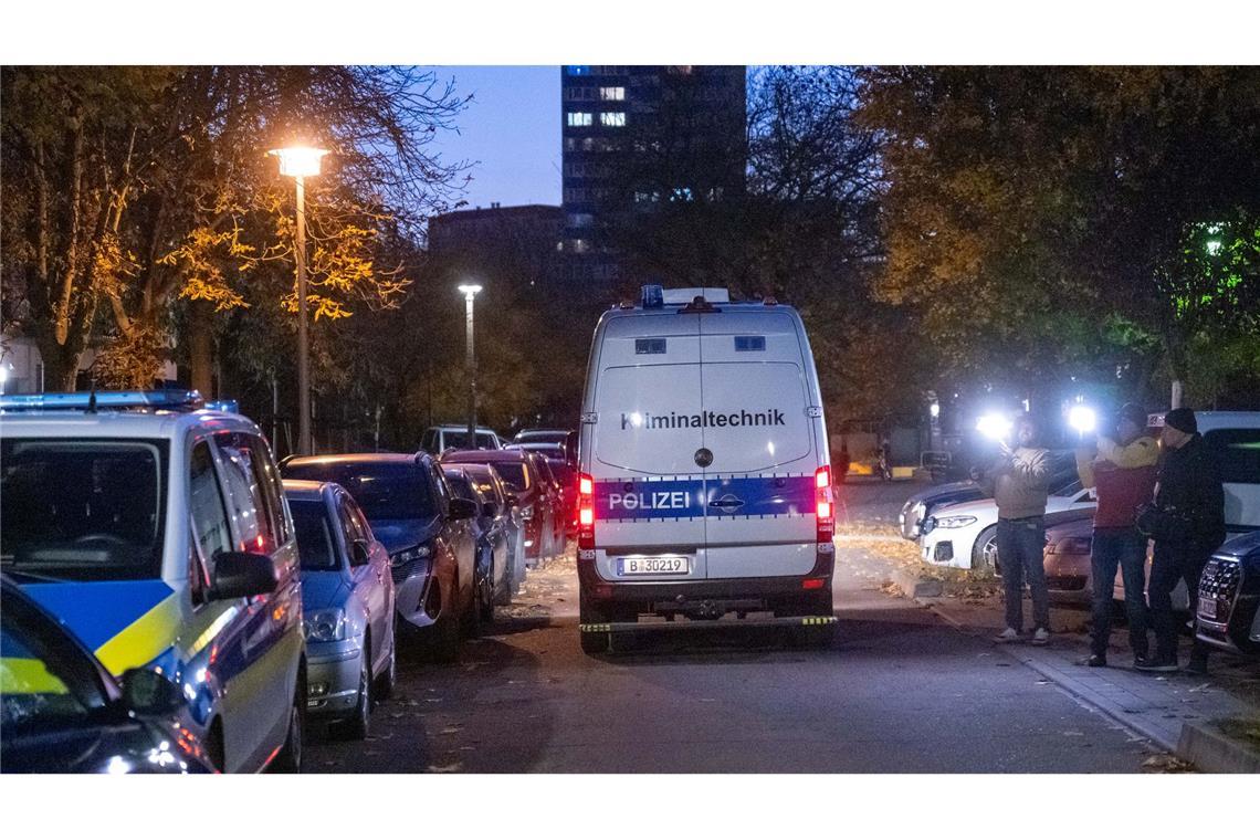 Nach Fund von drei Leichen wird mutmaßlicher Täter gesucht Die Tat soll nach Medienberichten schon mehrere Tage zurückliegen.