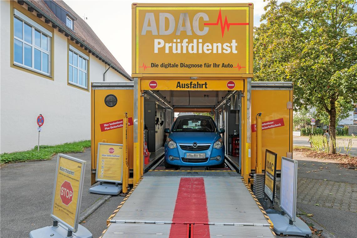 Fahrbarer Untersatz im Sicherheitscheck Die technischen Geräte sind in einen zehn Meter langen Laster integriert, der in Städten und Gemeinden unterwegs ist. Fotos: Stefan Bossow