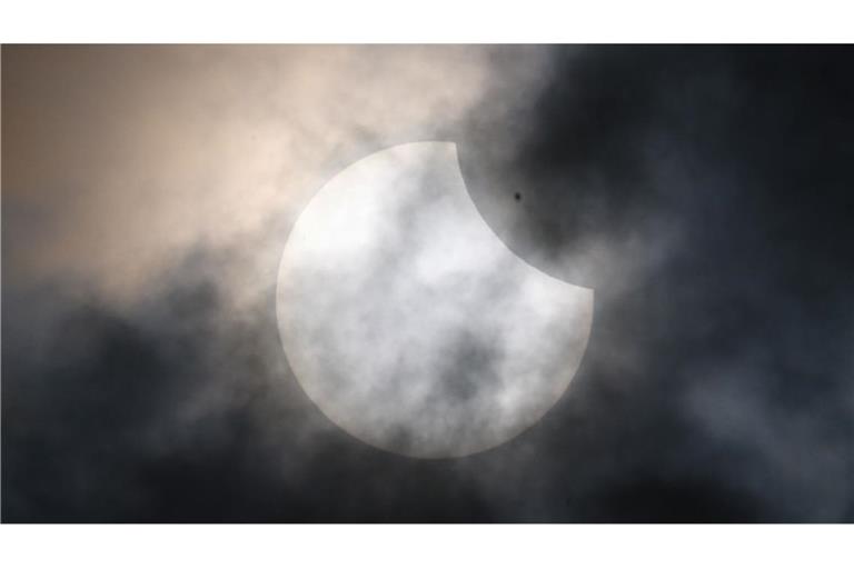 Die Teil-Sonnenfinsternis war unter anderem in Heilbronn zu sehen – trotz der leichten Bewölkung.