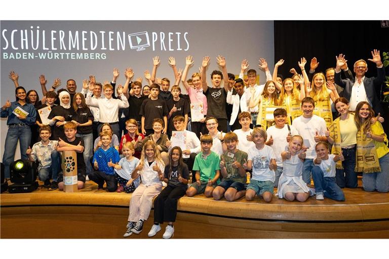 Die Teilnehmenden des vergangenen Schülermedienpreises und Rudi Hoogvliet,  Staatssekretär für Medienpolitik (r. o.).   Die nächste Runde wartet bereits.