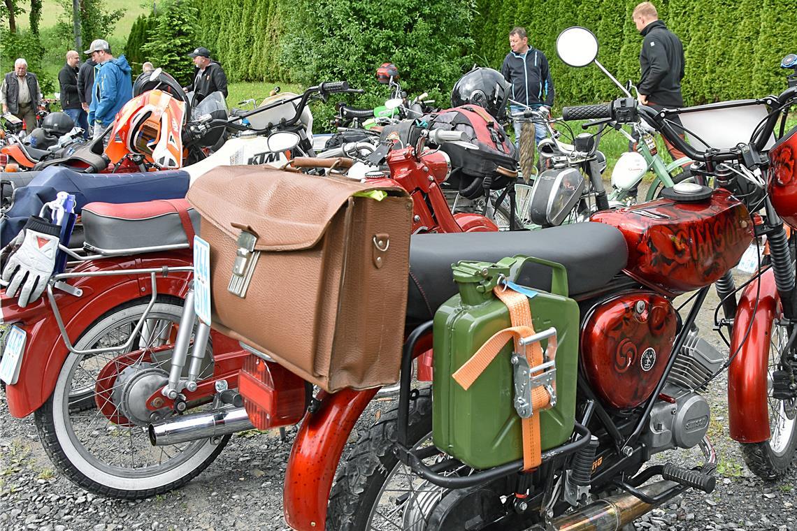 Teilnehmerrekord bei Moped Masters Die Teilnehmenden sind für alles vorbereitet: Mit Ersatzkanistern für die lange Tour und Regenbekleidung in der Tasche geht es auf die Strecke.