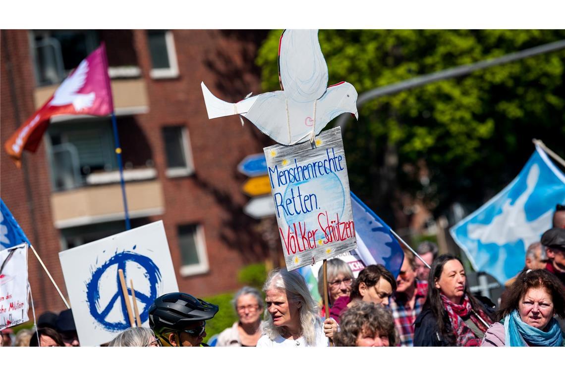 Friedenstaube-Demos: Tausende machen bei Ostermärschen mit Die Teilnehmer der Ostermärsche - hier in Hamburg - wünschen sich weltweiten Frieden. Die Realität sieht anders aus.