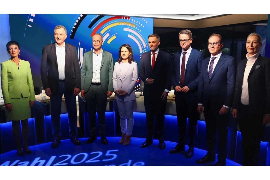 Abschluss des TV-Wahlkampfs endet im Wortgefecht Die Teilnehmer der Schlussrunde bei ARD und ZDF (v. l.): Sahra Wagenknecht (BSW), Jan van Aken (Linke), Matthias Miersch (SPD), Annalena Baerbock (Grüne), Christian Lindner (FDP), Carsten Linnemann (CDU), Alexander Dobrindt (CSU) und Alice Weidel (AfD)