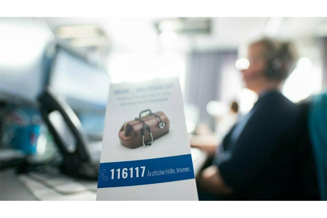 Die Telefonzentralen der Kassenärztlichen Vereinigungen, zu erreichen unter 116 117, sollen in Zukunft mehr Termine vergeben.