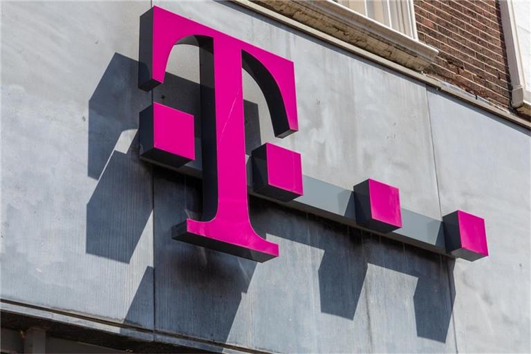 Die Telekom-Aktie steigt um 5 % zum Vortag. Gründe sind der Start der Industrial AI Cloud und das laufende Aktienrückkaufprogramm.
