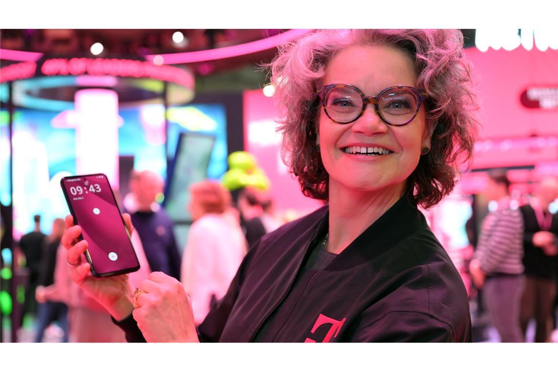 Telekom bringt Smartphone ohne sichtbare Apps auf den Markt Die Telekom-Technikvorständin Claudia Nemat präsentiert das neue KI-Phone ihrer Firma.