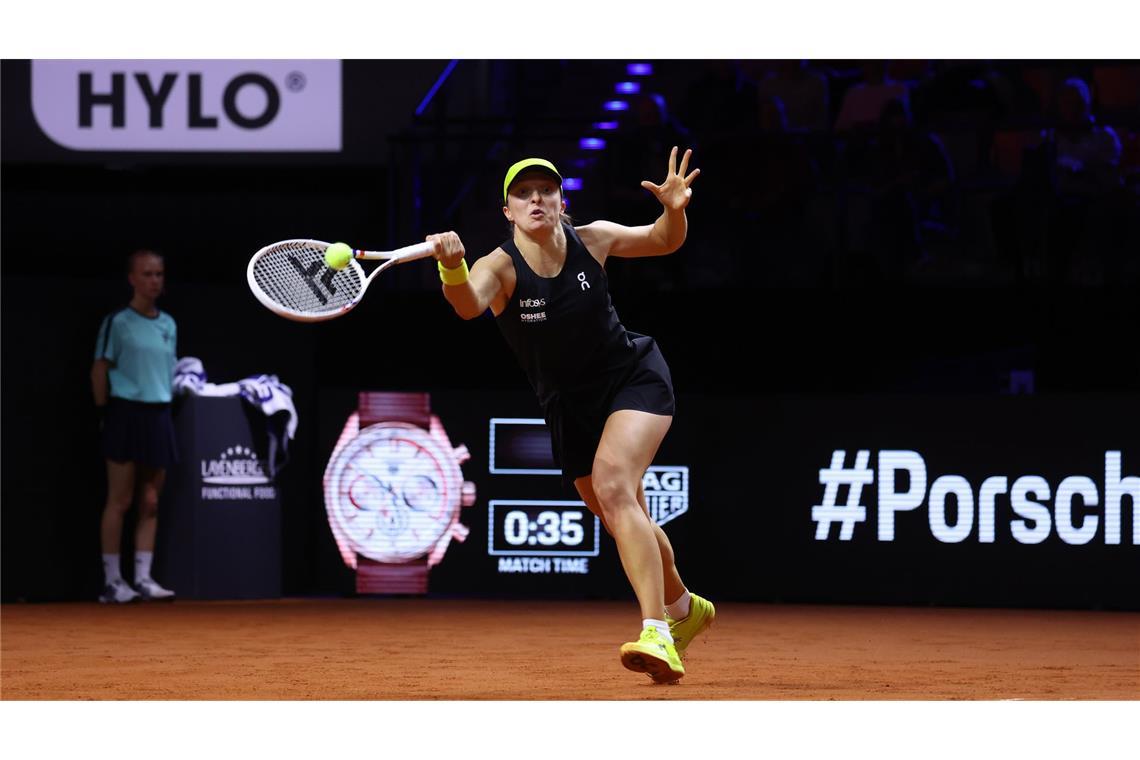 Die Tennisstars aus aller Welt kommen nach Stuttgart, so auch die Weltranglisten-Vierte Iga Swiatek aus Polen. Zweimal hat die 24-Jährige das Turnier bereits gewinnen können. Dieses Jahr ist überraschend im Viertelfinale Schluss für sie.  Der 18-jährigen Russin Mirra Andrejewa unterliegt sie am vergangenen Freitag in drei Sätzen mit 6:3, 4:6 und 3:6.