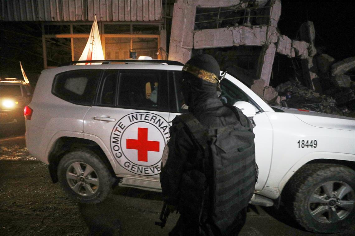 Die Terrororganisation Hamas hat im Gazastreifen zwei weitere Leichen an Mitarbeiter des Internationalen Komitees vom Roten Kreuz (IKRK) übergeben. (Archivbild)