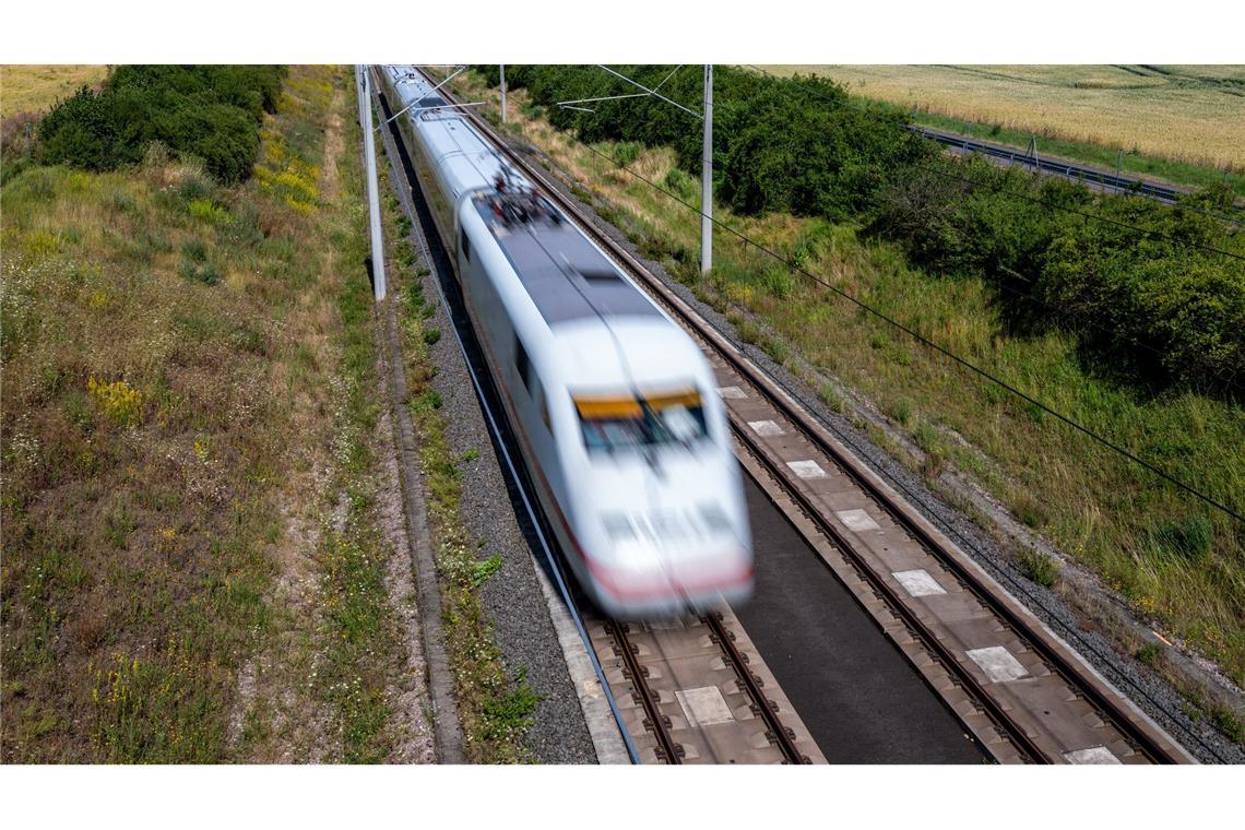 Testzug fährt Tempo 405 zwischen Erfurt und Leipzig "Die Testfahrten liefern uns wichtige Erkenntnisse für die Sanierung und Instandhaltung von Schnellfahrstrecken", teilt die Deutsche Bahn mit.