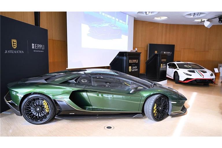 Die teuersten Stücke der Justizauktion: zwei Lamborghini; der grüne vorne ging für über 700.000 Euro unter den Hammer. Foto: Bernd Weißbrod/dpa +++ dpa-Bildfunk +++