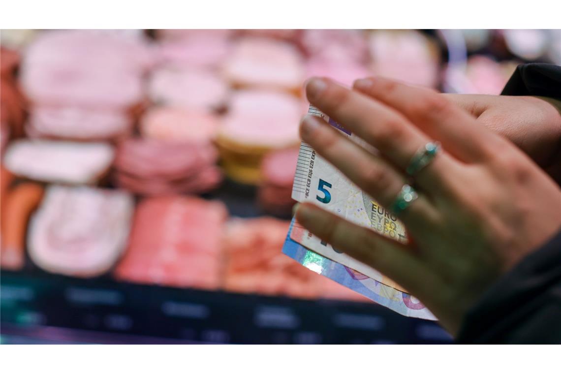 Preisschwankungen kosten Haushalte in Summe Milliarden Die Teuerung in Deutschland hält sich über der Zwei-Prozent-Marke