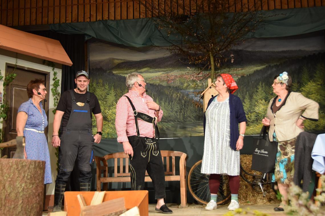 Die Theatergruppe bringt ihre Rollen der bäuerlichen Familie glaubhaft auf die Bühne. Foto: Elisabeth Klaper