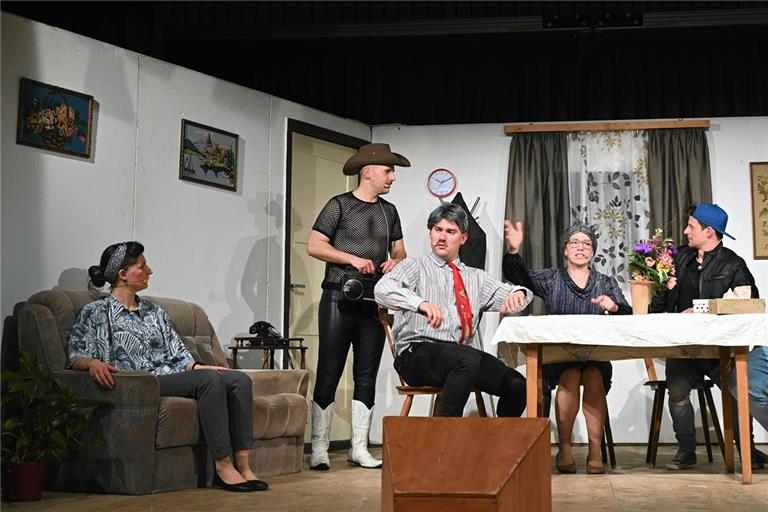 Die Theatergruppe sorgt mit „Ein Stripper zum Dessert“ für Erheiterung. Foto: Elisabeth Klaper