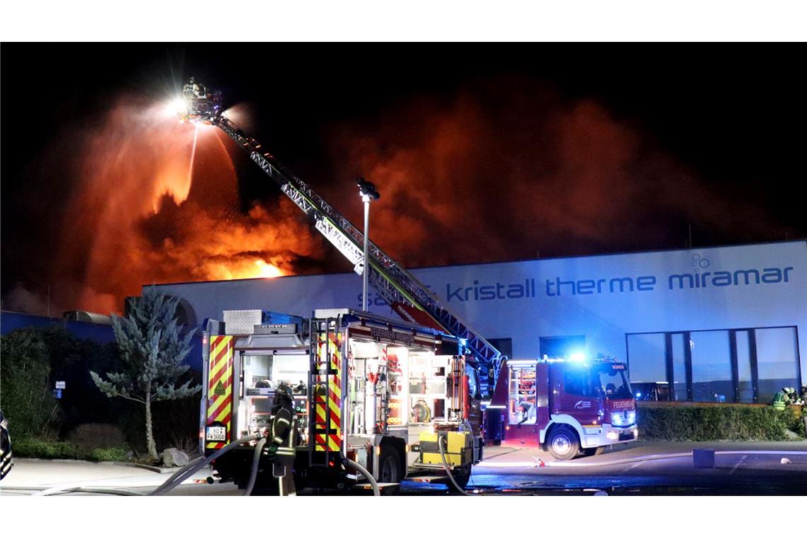 Millionenschaden nach Brand in Erlebnisbad Die Therme wurde bei dem Brand laut Polizei fast vollständig zerstört und stürzte teilweise auch ein.