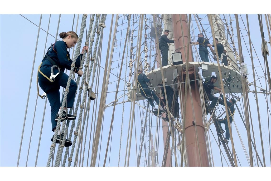 Prinzessin Leonor startet lange und harte Seereise Die Thronfolgerin bewies schon vor dem Ablegen Mut und körperliche Fitness. (Foto aktuell)