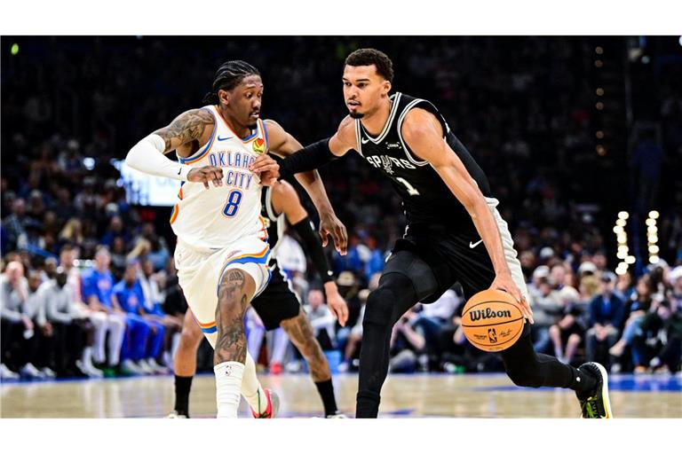 Die Thunder fanden gegen Spurs-Star Victor Wembanyama (r) selten ein defensives Mittel.