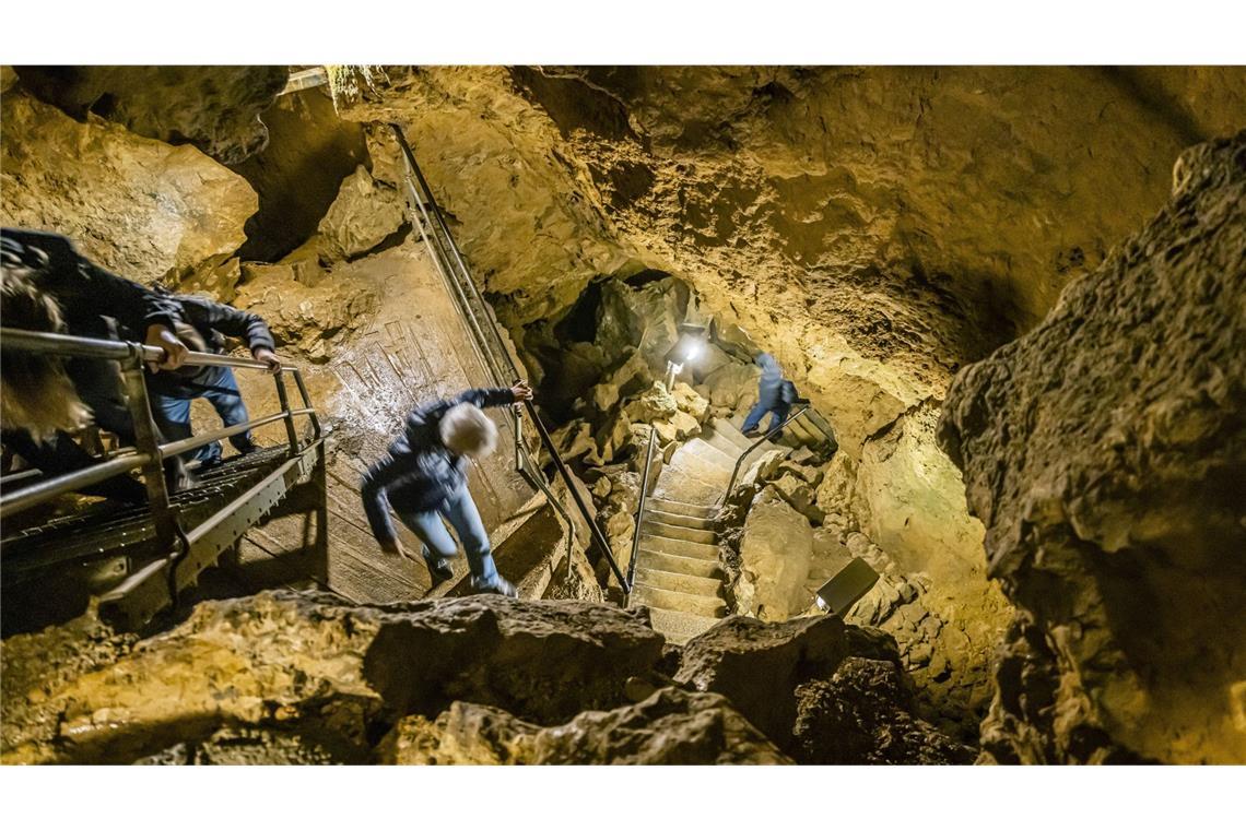 Die Tiefenhöhle Laichingen auf der Schwäbische Alb: Auf verschlungenen Wegen geht es 55 Meter ins Erdinnere, vorbei an  beeindruckenden Felsformationen.