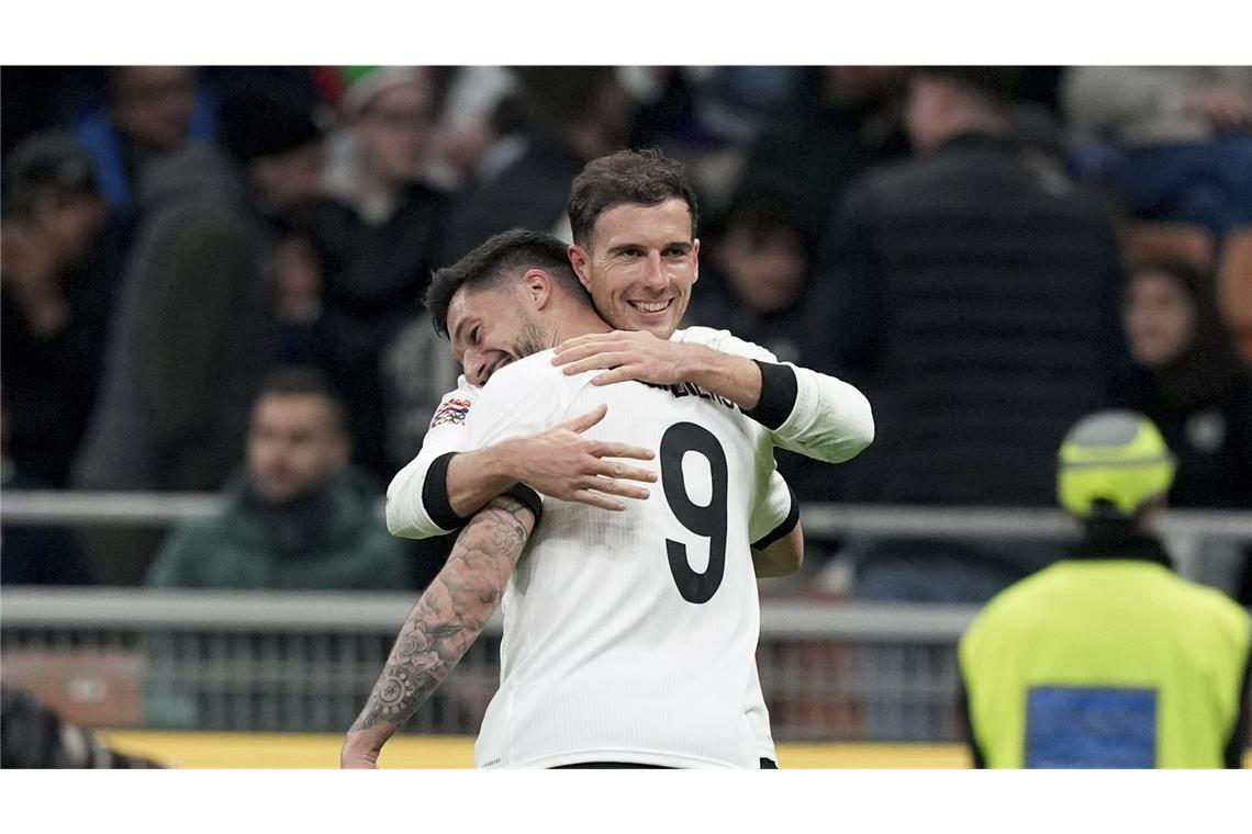 Rückkehrer Goretzka trifft zum Sieg – DFB-Elf gewinnt Viertelfinal-Hinspiel Die Torschützen Goretzka und Kleindienst liegen sich in den Armen.