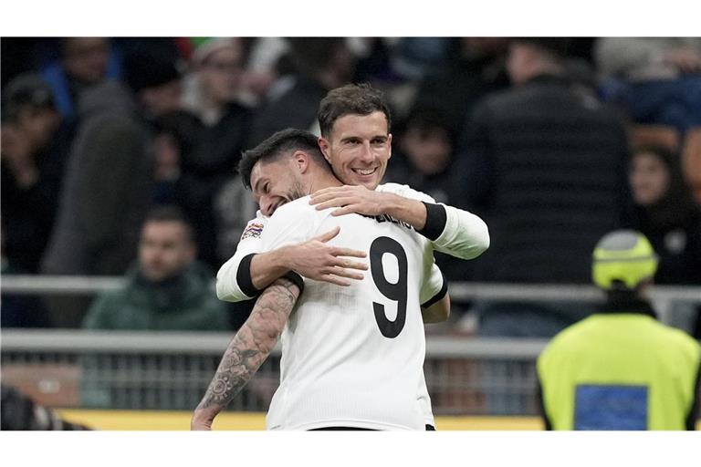 Die Torschützen Goretzka und Kleindienst liegen sich in den Armen.