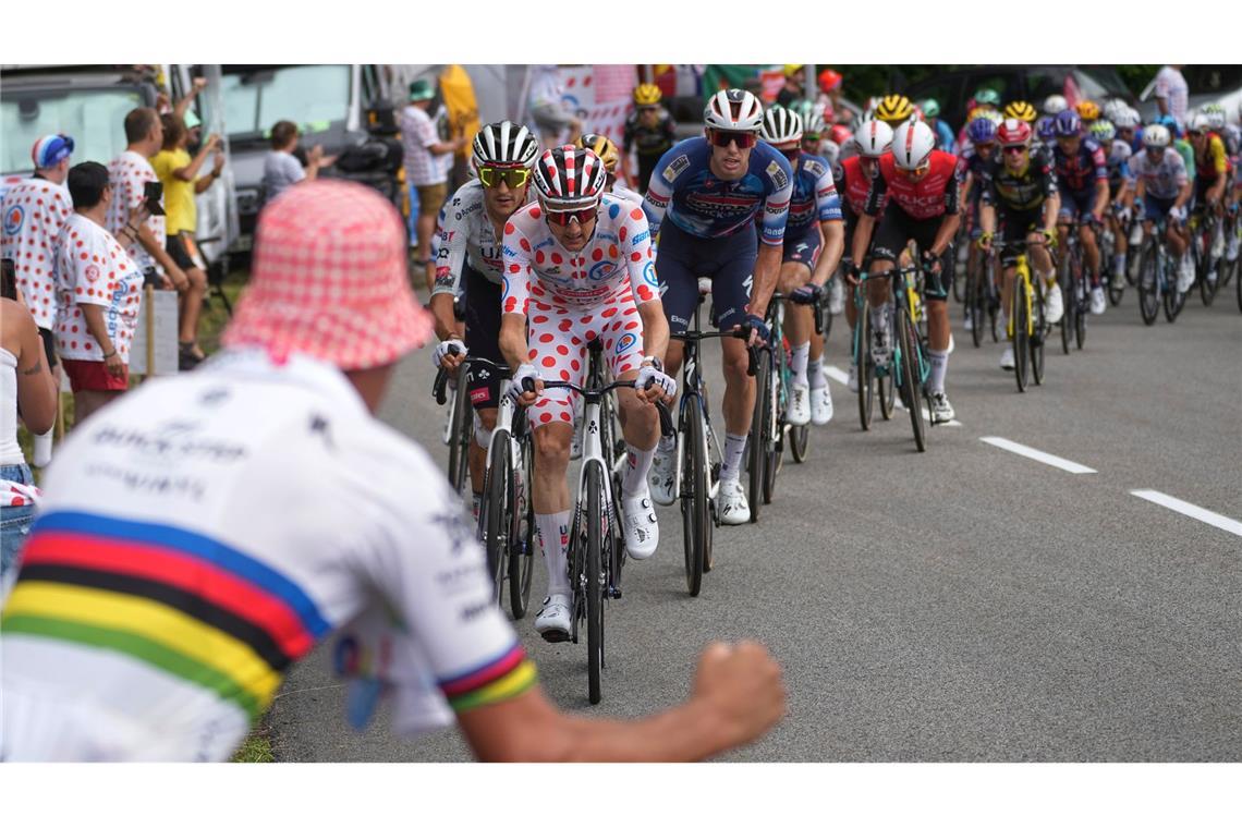 Nach Nichtangriffspakt: Pogacar verliert Gelb an Healy Die Tour de France war am Nationalfeiertag im Zentralmassiv unterwegs.