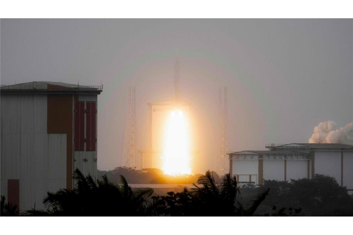 Europas Ariane 6 zu erstem kommerziellem Flug gestartet Die Trägerrakete Ariane 6 ist erstmals für einen kommerziellen Flug erfolgreich ins All gestartet. An Bord hat sie einen Satelliten der französischen Luftwaffe.