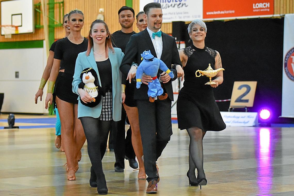 Tanzsportzentrum Weissacher Tal mit drei Glücksbringern noch auf Rang vier Die Trainer Melanie Hoos und Dirk Gutöhrlein und Teammanagerin Sabrina Porkert (vorne von links) präsentieren die drei Glücksbringer der Weissacher Tänzer. Foto Tobias Sellmaier