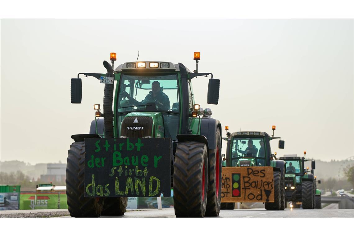 Bauern machen weniger Gewinn – Ruf nach Kurswechsel Die Traktoren-Demo rollte vor und einem Jahr bis nach Berlin. (Archivbild)