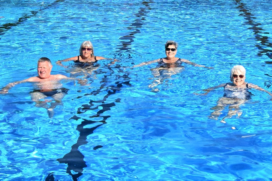 Erstes Eintauchen mit Gänsehautgefühl Die treuen Frühschwimmer dürfen im Trauzenbachtal freilich nicht fehlen.