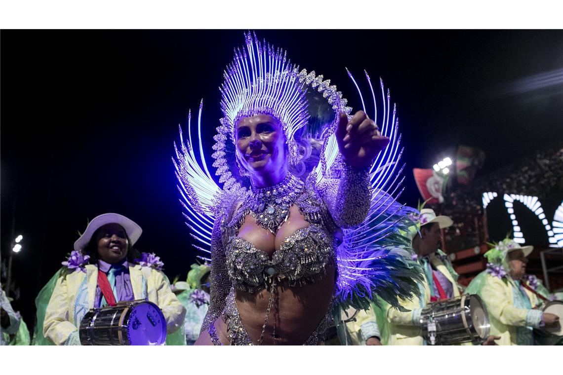 Karnevalsumzüge im Sambodrom in Rio – die schönsten Bilder Die Trommelkönigin Paola Oliveira von der Sambaschule Grande Rio tritt während der Karnevalsfeierlichkeiten im Sambodrom in Rio de Janeiro auf.