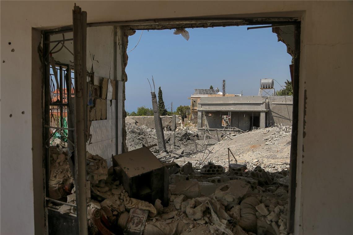 Israels Armee erklärt weitere Hamas-Geisel für tot Die Trümmer von zerstörten Häusern, die durch israelische Luftangriffe verursacht wurden, ist in dem südlibanesischen Dorf Naqura an der libanesisch-israelischen Grenze zu sehen. An der Grenze zwischen dem Libanon und Israel hat es erneut schweren gegenseitigen Beschuss gegeben.
